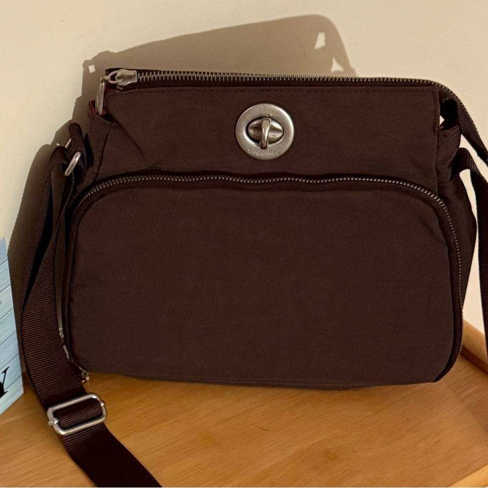 Baggallini Brown Calais Crossbody with contrasting inners and swivel turn-lock. - Picture 8 of 12